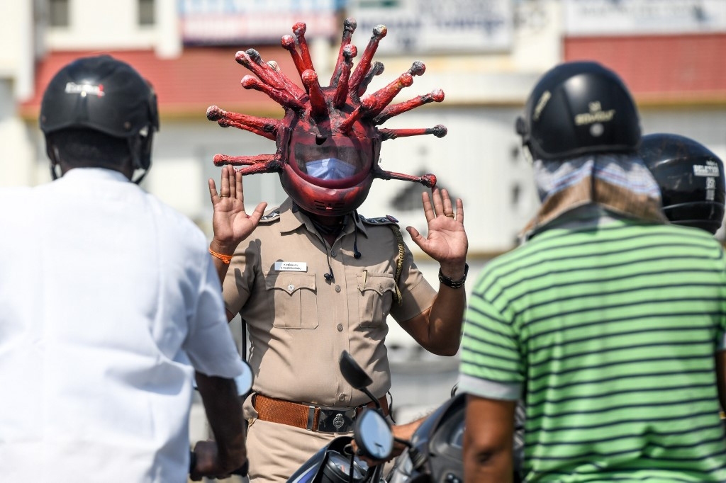 Inspektur polisi Rajesh Babu mengenakan helm coronavirus